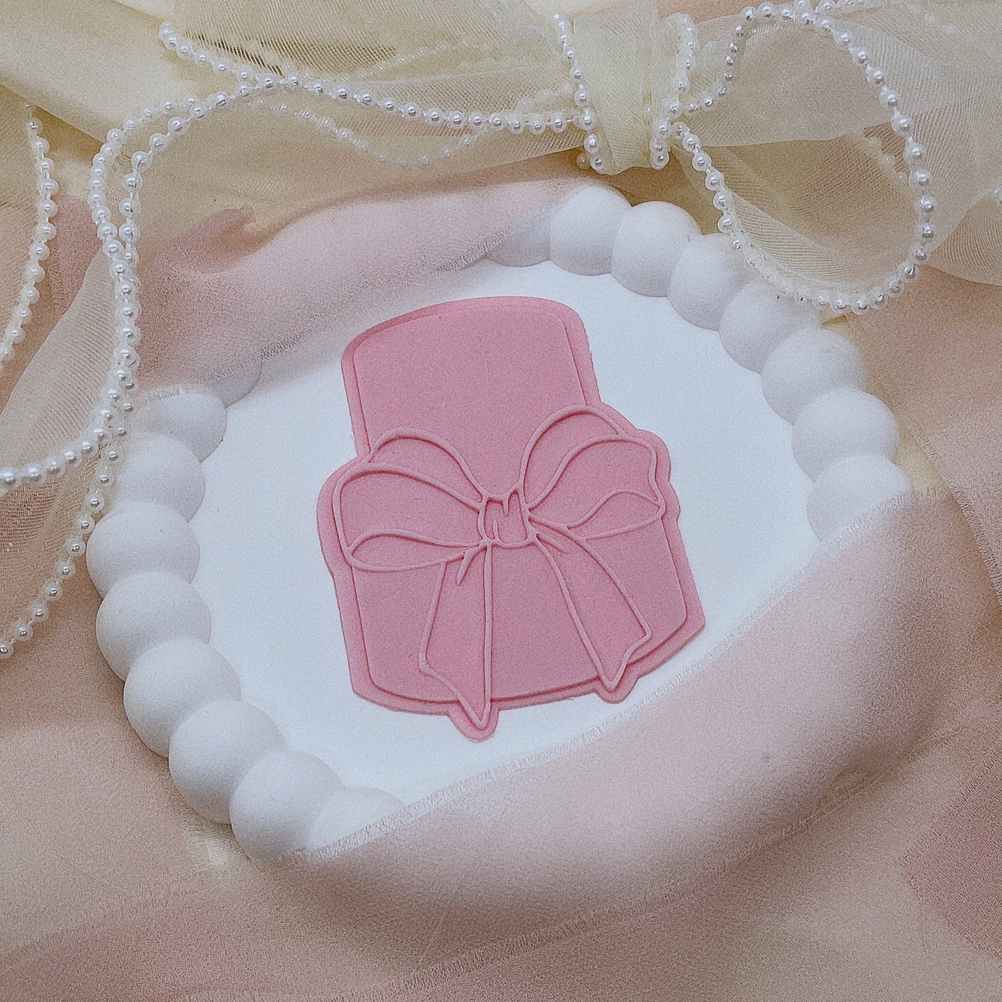 CAKE WITH RIBBON BOW EMBOSSER